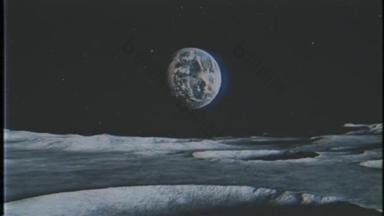 从月球表面看地球.没有空气的空间。模拟无人机飞行。旧磁带和扭曲数据的影响.